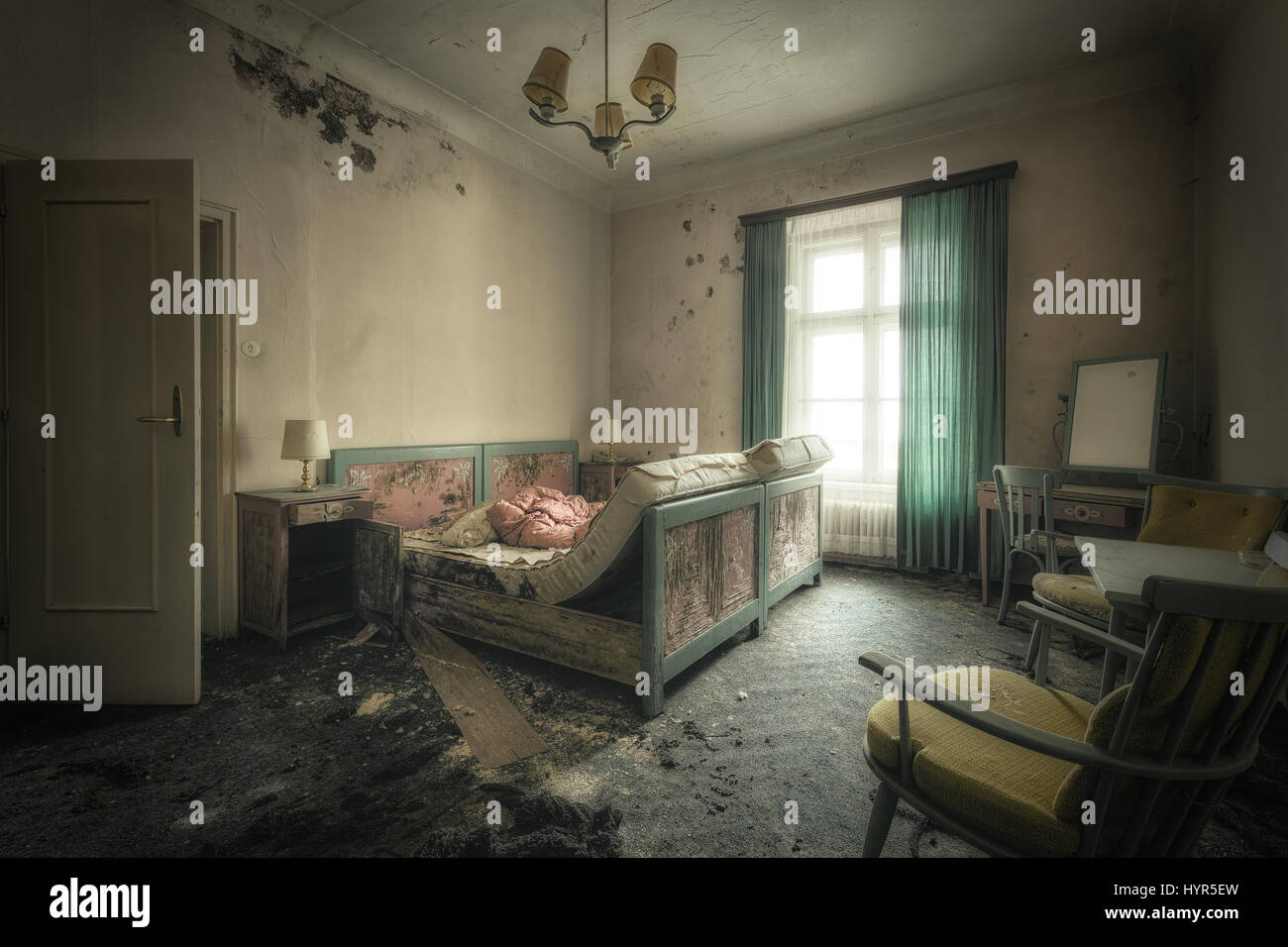 Eine Verlassene Schlafzimmer Gruselige Bilder Von Was Die Spektakularsten Verlassenen Gebauden In Europa Ware Erschienen Die Dramatischen Bilder Zeigen Die Uberreste Eines Leeren Workshops Einem Verlassenen Psychiatrischen Krankenhaus Und Einen