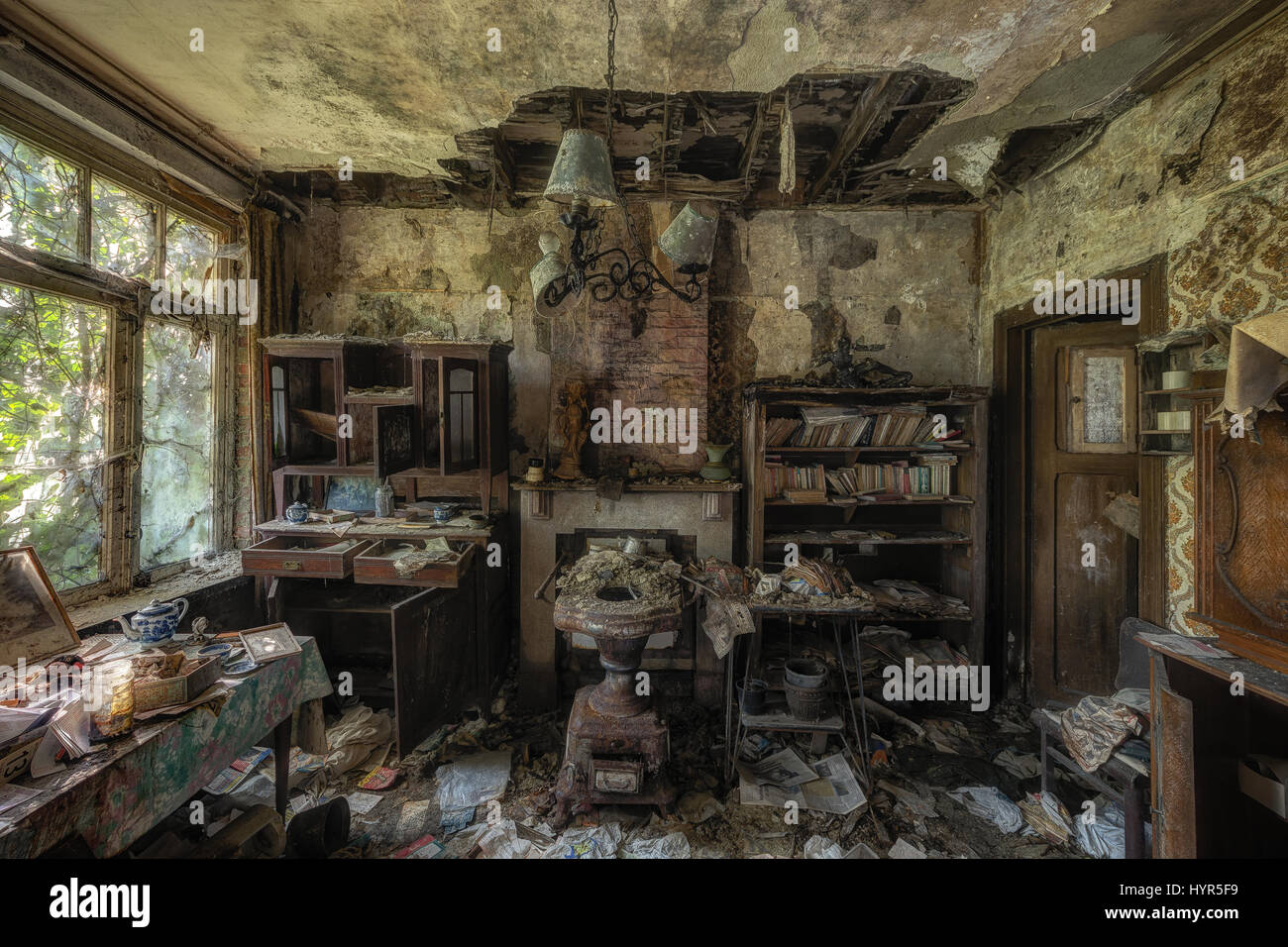 Eine Verlassene Wohnzimmer Gruselige Bilder Von Was Die Spektakularsten Verlassenen Gebauden In Europa Ware Erschienen Die Dramatischen Bilder Zeigen Die Uberreste Eines Leeren Workshops Einem Verlassenen Psychiatrischen Krankenhaus Und Einen