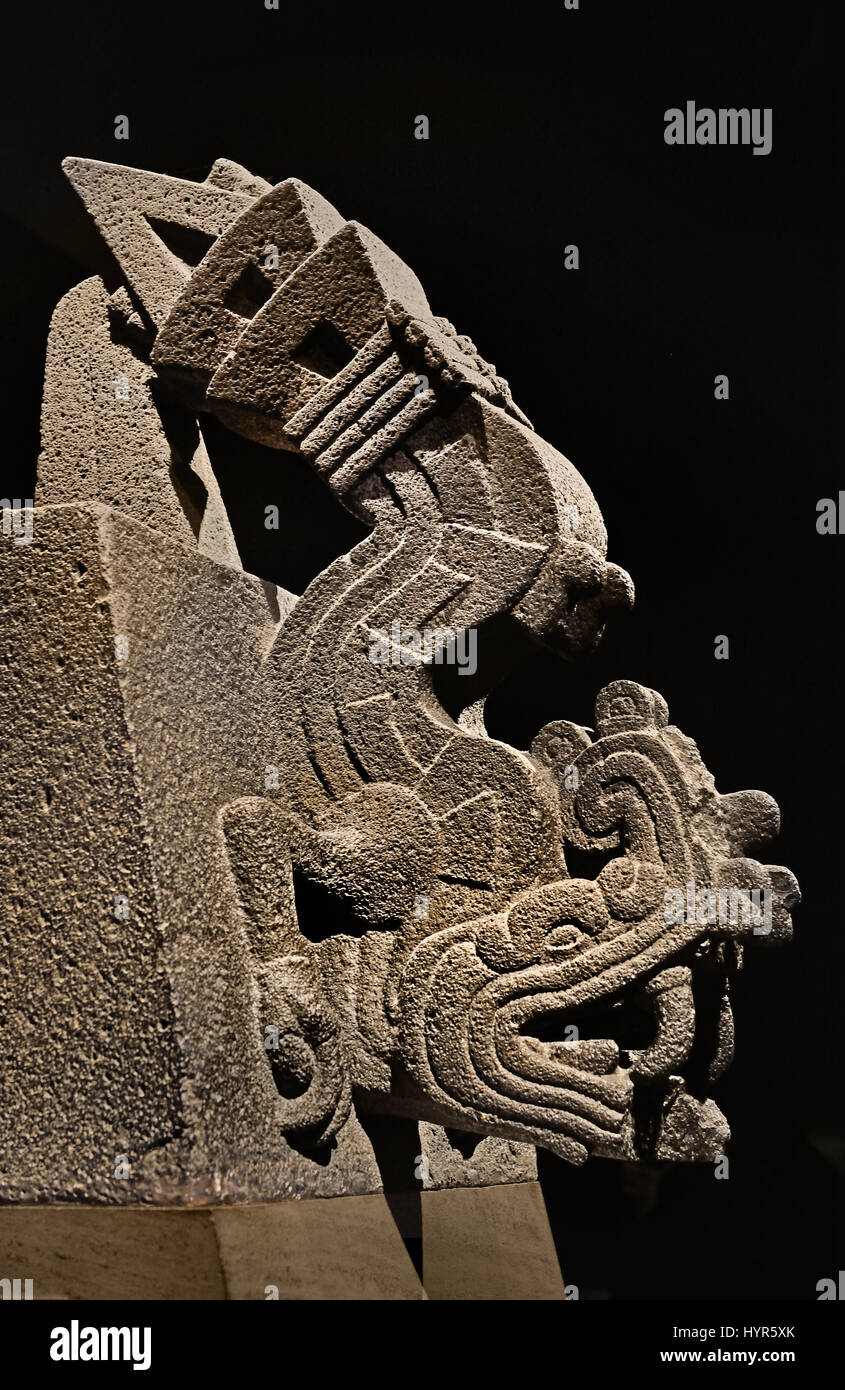 Die Steinfigur des aztekischen Feuer-Schlange Xiuhcoatl, mit mit dem Kopf einer Schlange, kurzen Beinen belegte den Krallen und eine gebogene Schnauze.  Aztec 1300-1521 Texcoco (die Maya - Maya-Zivilisation war eine Mesoamerican Zivilisation in Yucatán Mexiko und Belize in Mittelamerika (2600 v. Chr. - 1500 n. Chr.) Pre Columbian American) Stockfoto