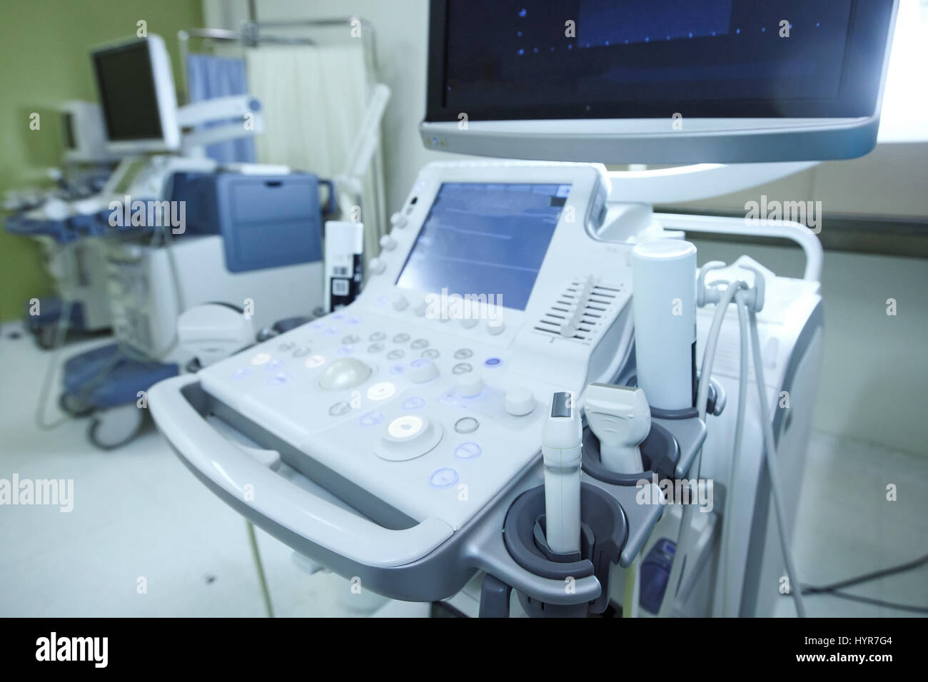 Medizinische Ultraschallgerät mit linearen Sonden in einem diagnostischen Krankenzimmer. Moderne Medizintechnik, vorbeugende Medizin und Gesundheitswesen-Konzept. Stockfoto