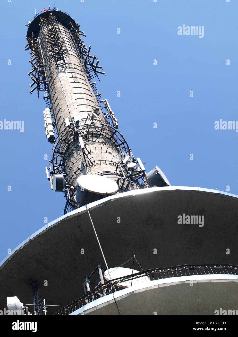 Funkturm mit Antennen auf Lysa Gora in Swiety Krzyz (Woiwodschaft Świętokrzyskie Berge) in Polen Stockfoto