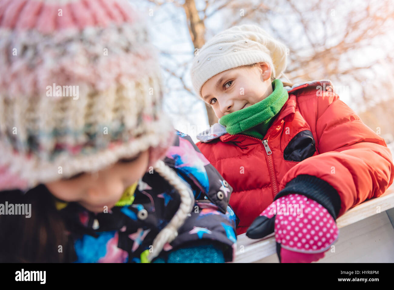 Zwei Mädchen, die Spaß im Freien im winter Stockfoto