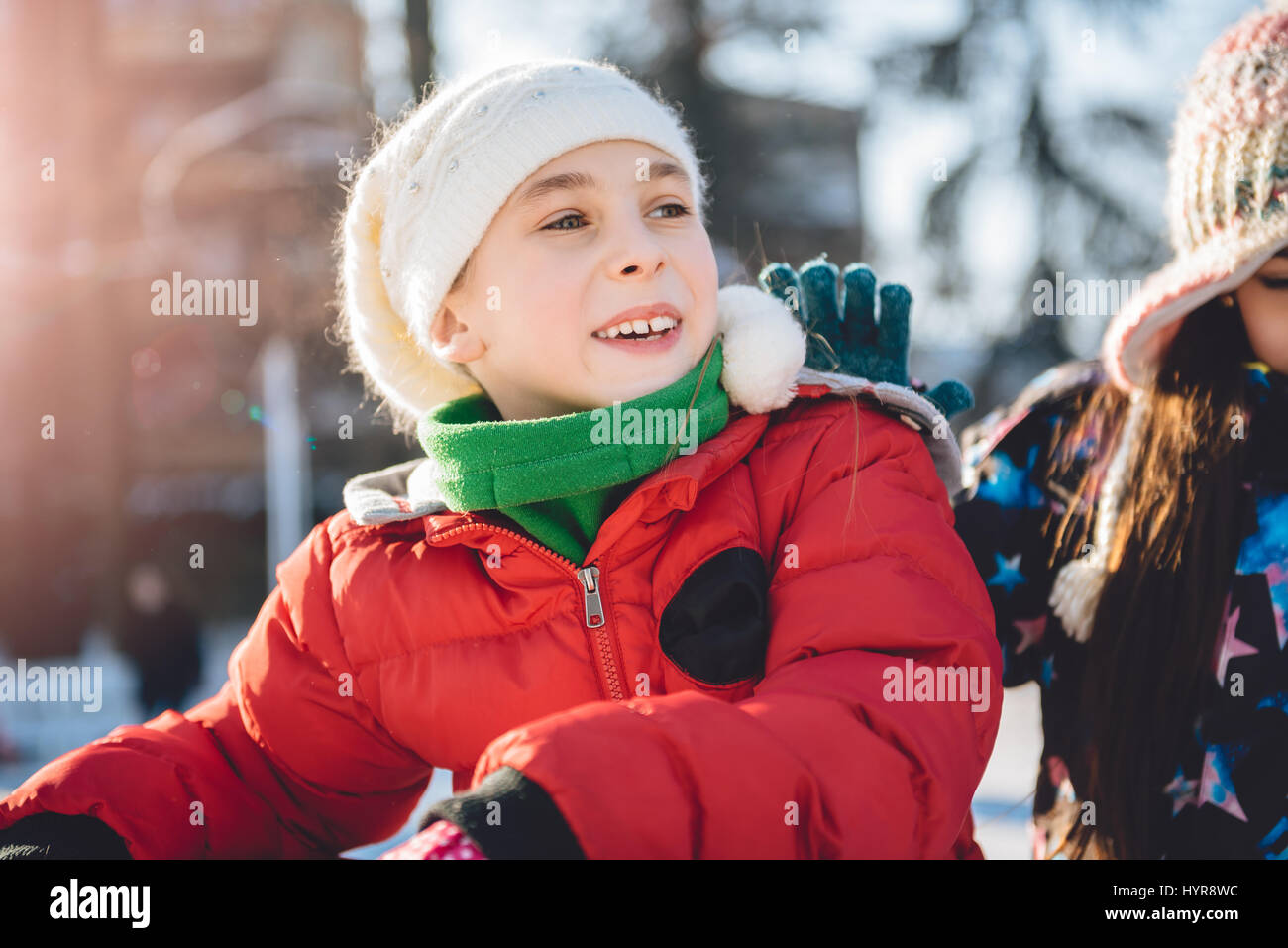 Zwei Mädchen, die Spaß im Freien im winter Stockfoto