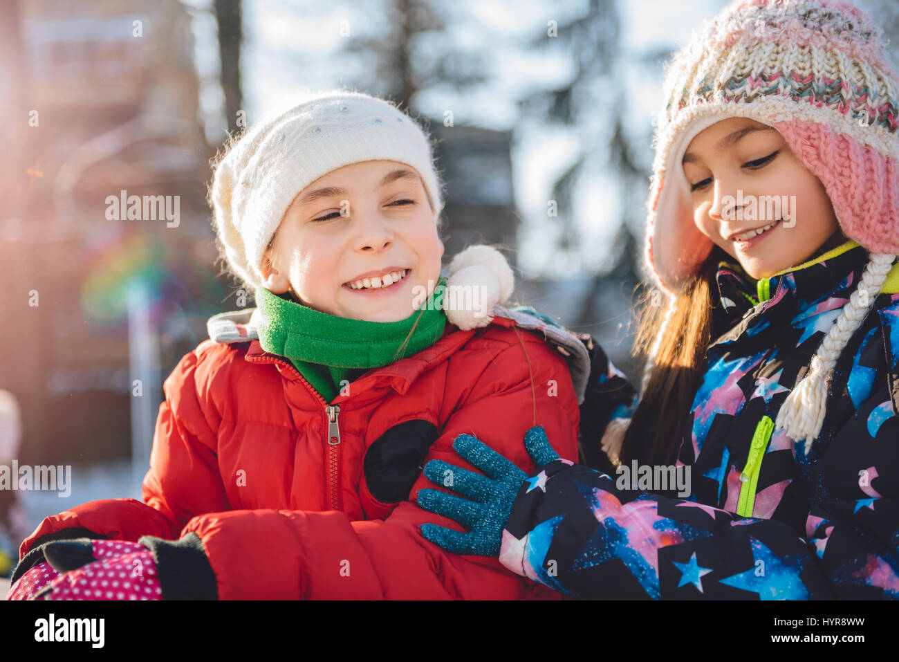 Zwei Mädchen, die Spaß im Freien im winter Stockfoto