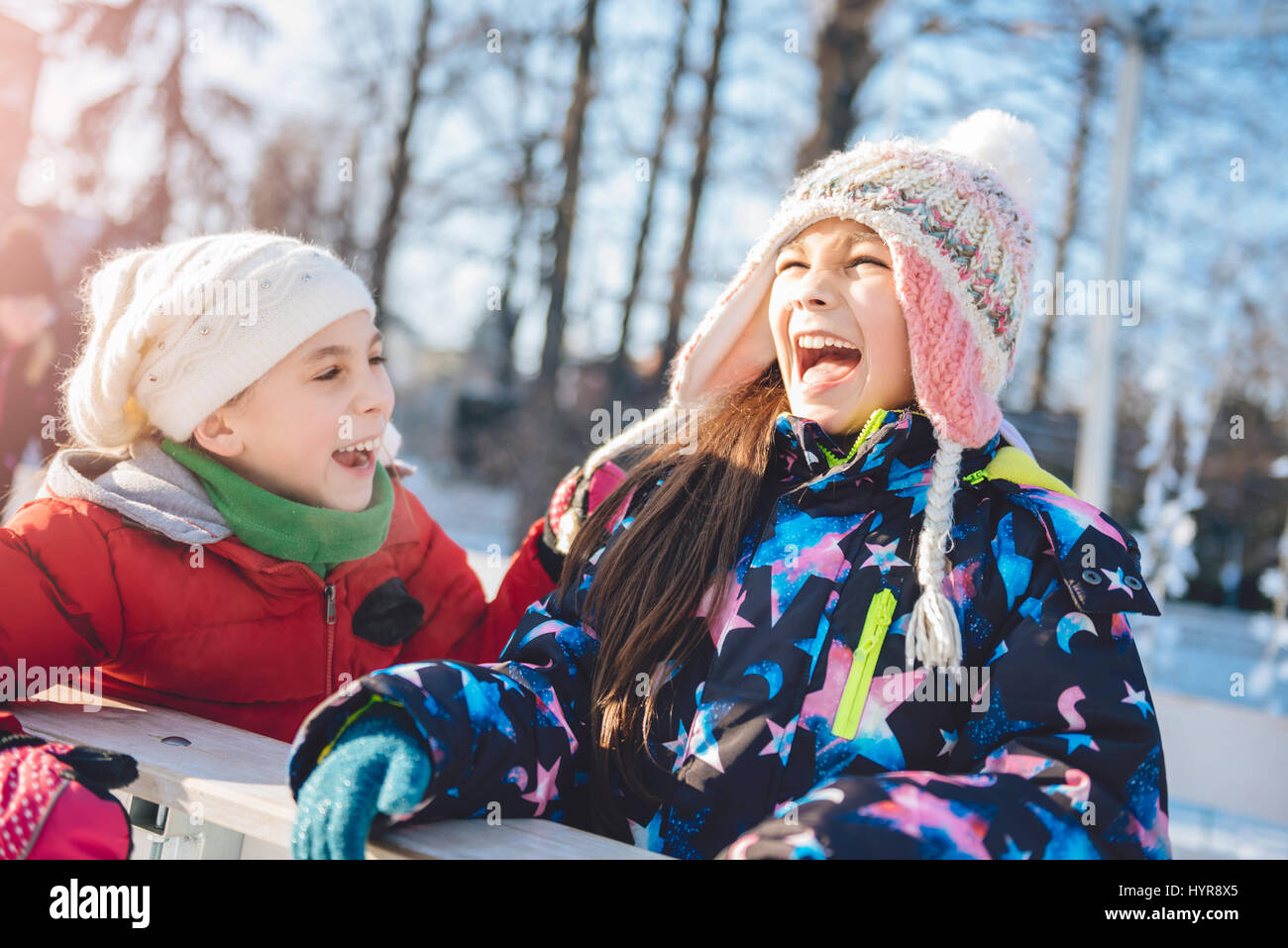 Zwei Mädchen, die Spaß im Freien im winter Stockfoto