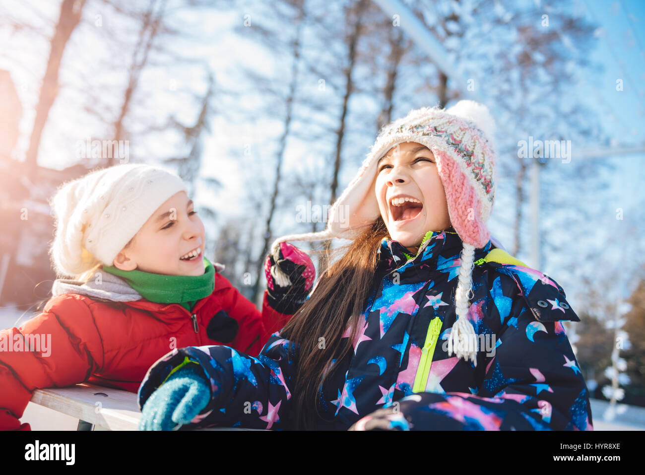 Zwei Mädchen, die Spaß im Freien im winter Stockfoto