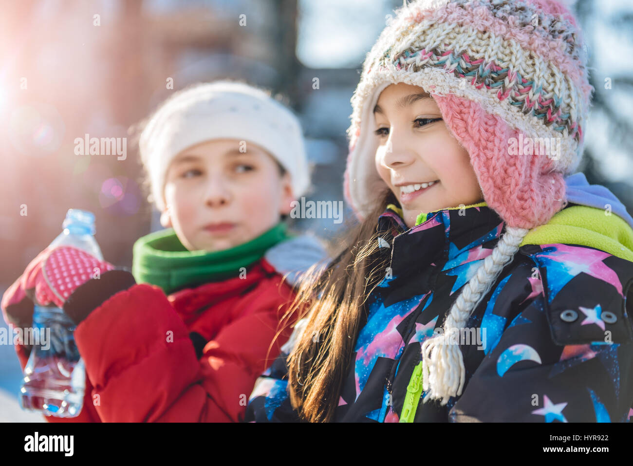 Zwei Mädchen im Freien im Winter ruhen Stockfoto
