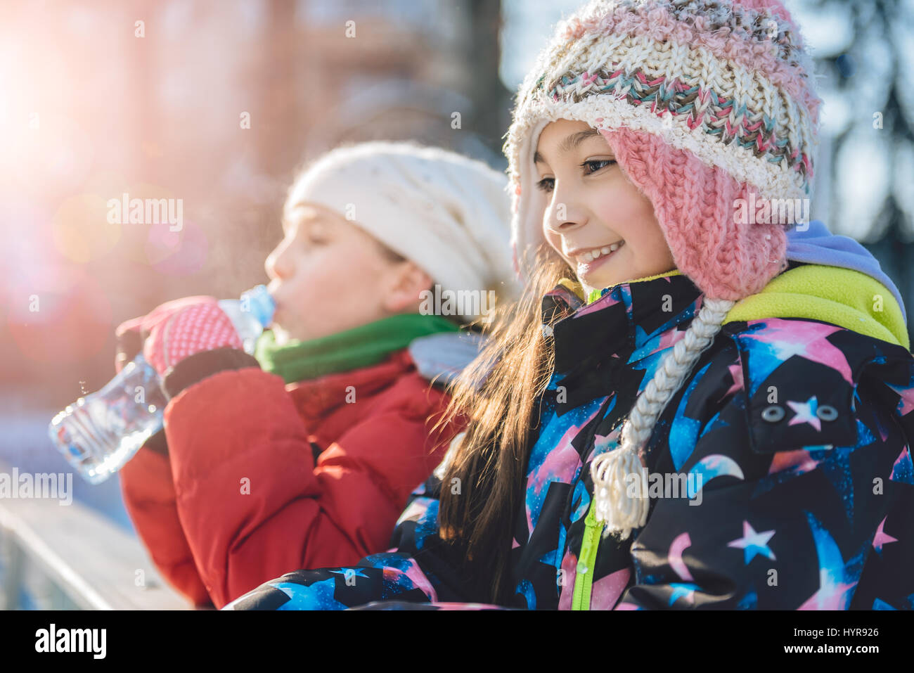 Zwei Mädchen im Freien im Winter ruhen Stockfoto