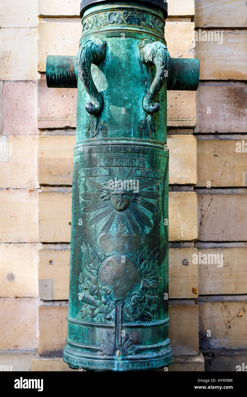 Antike Bronze cannon Barrel, Place Broglie Square, Straßburg, Elsass, Frankreich, Europa Stockfoto