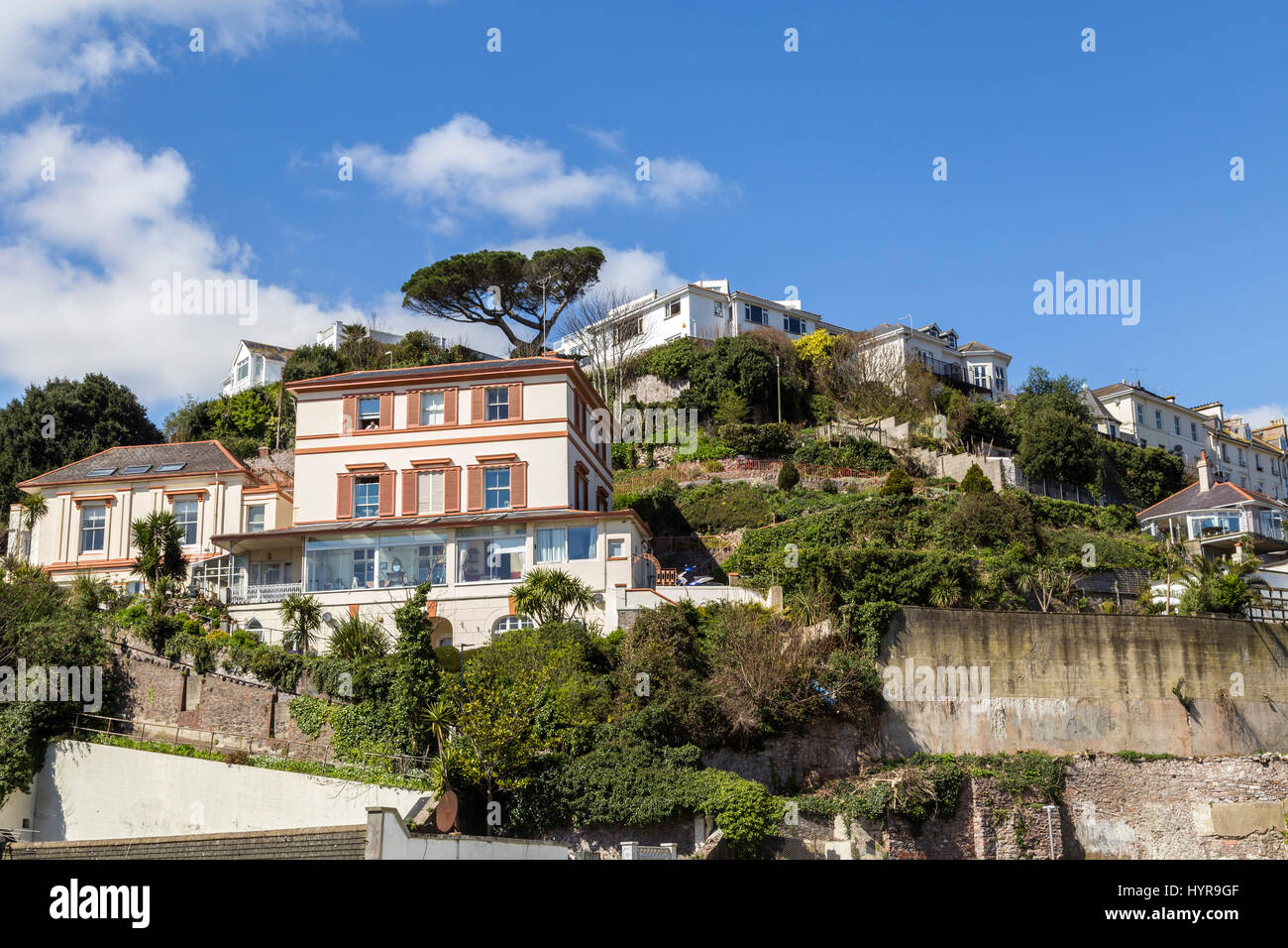 Häuser und Wohnungen mit Blick auf den Hafen und das Meer von der Stadtmitte entfernt in Torquay. Stockfoto