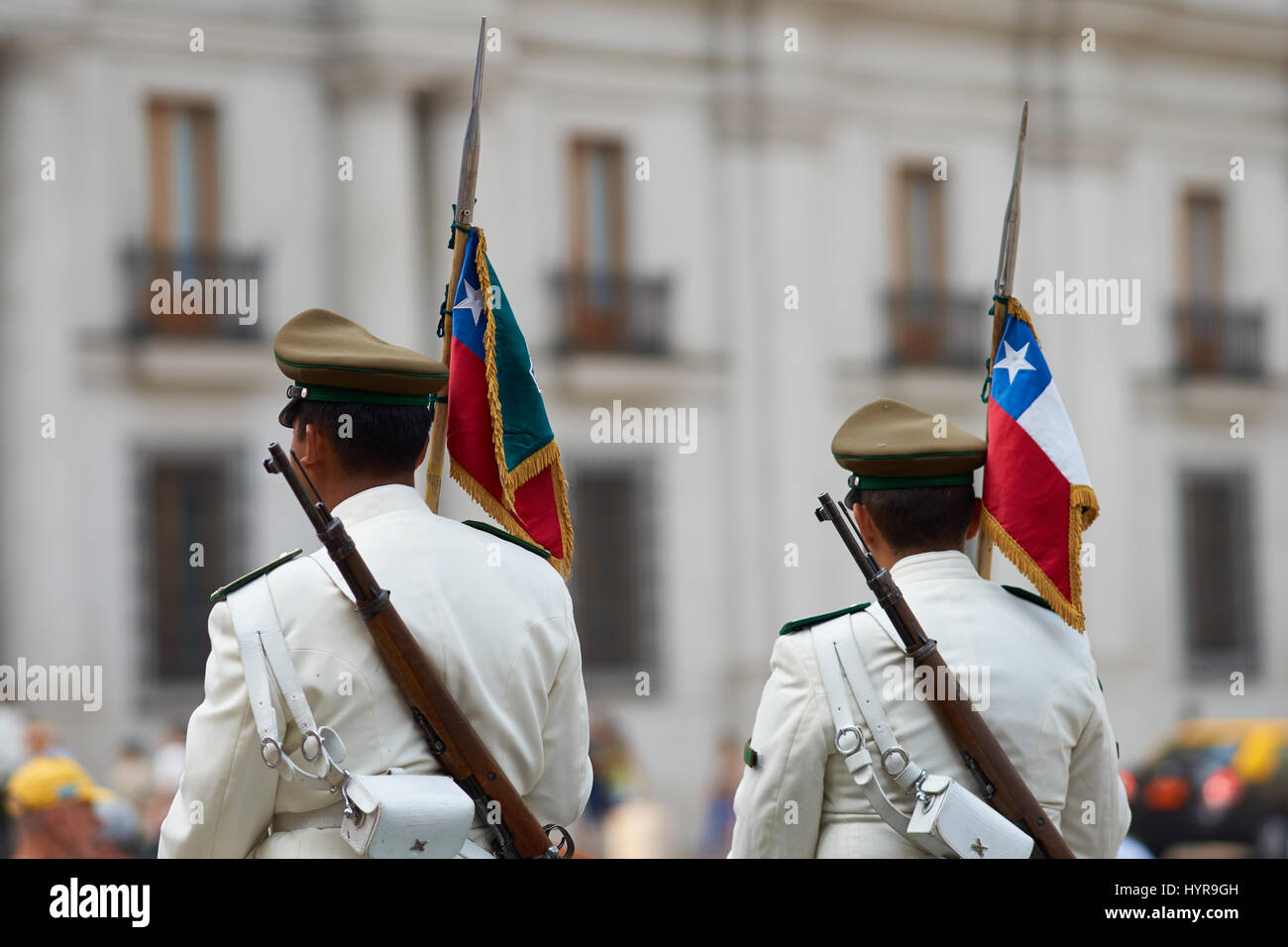 Carabineros de Chile diensthabenden außerhalb La Moneda in Santiago, die Hauptstadt von Chile in einheitliche weiße Sommer montiert. Stockfoto
