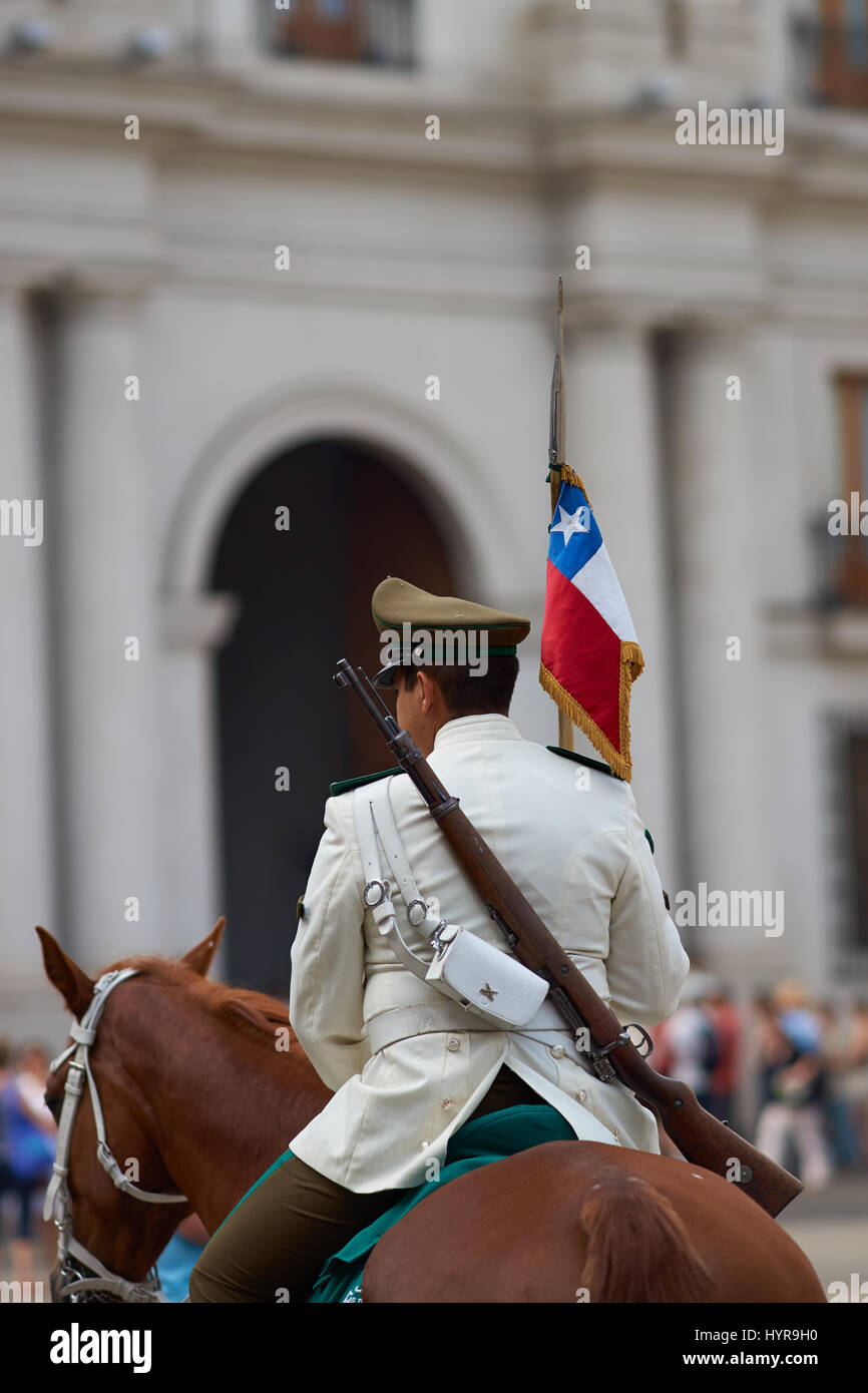 Carabineros de Chile diensthabenden außerhalb La Moneda in Santiago, die Hauptstadt von Chile in einheitliche weiße Sommer montiert. Stockfoto