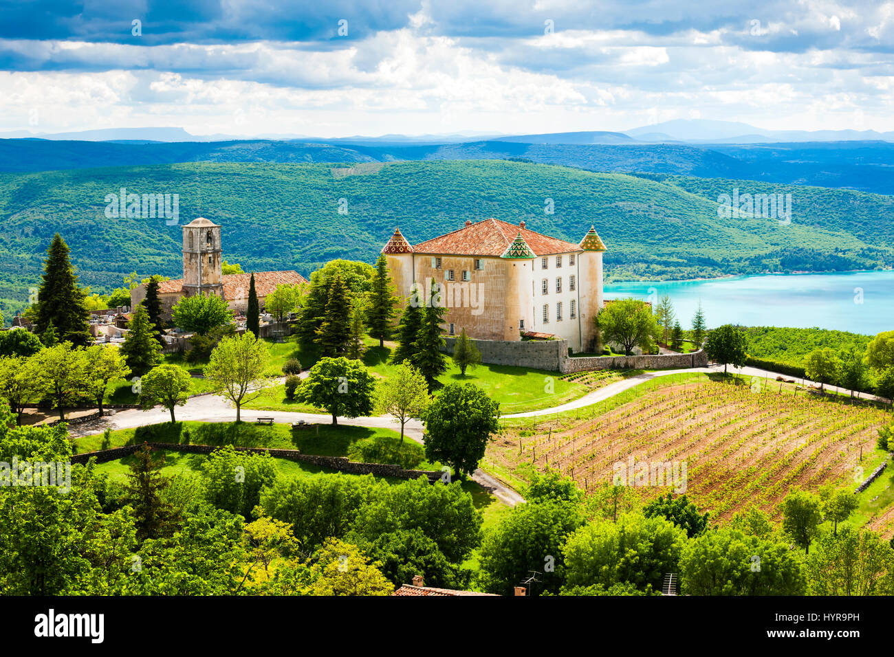 Schloss und Kirche in Aiguines und St Croix See im Hintergrund, Departement Var, Provence, Frankreich Stockfoto