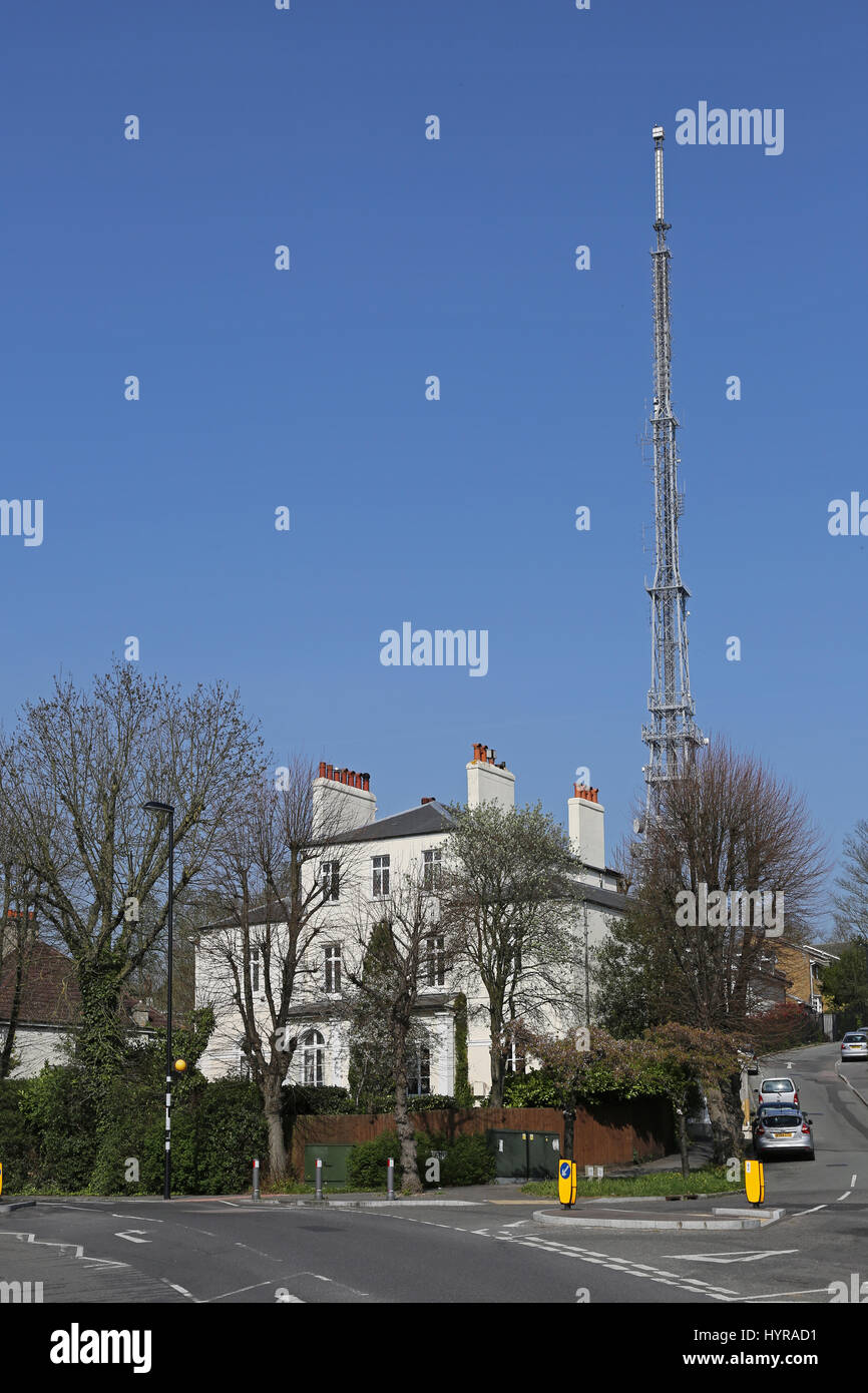 Die BBC Fernsehen Mast im Crystal Palace, Südlondon, Towers über Häuser auf Grange Road. Stockfoto