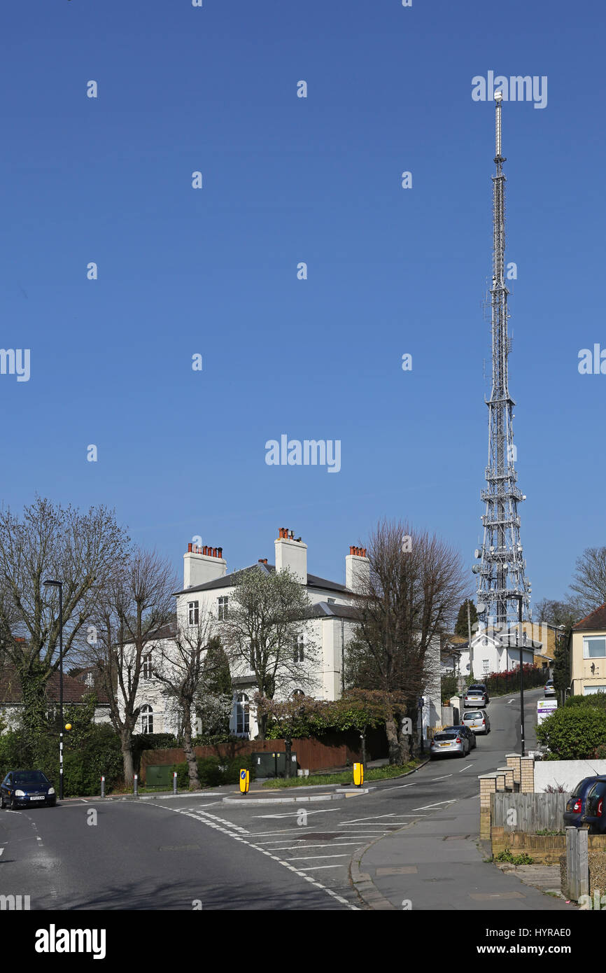 Die BBC Fernsehen Mast im Crystal Palace, Südlondon, Towers über Häuser auf Grange Road. Stockfoto