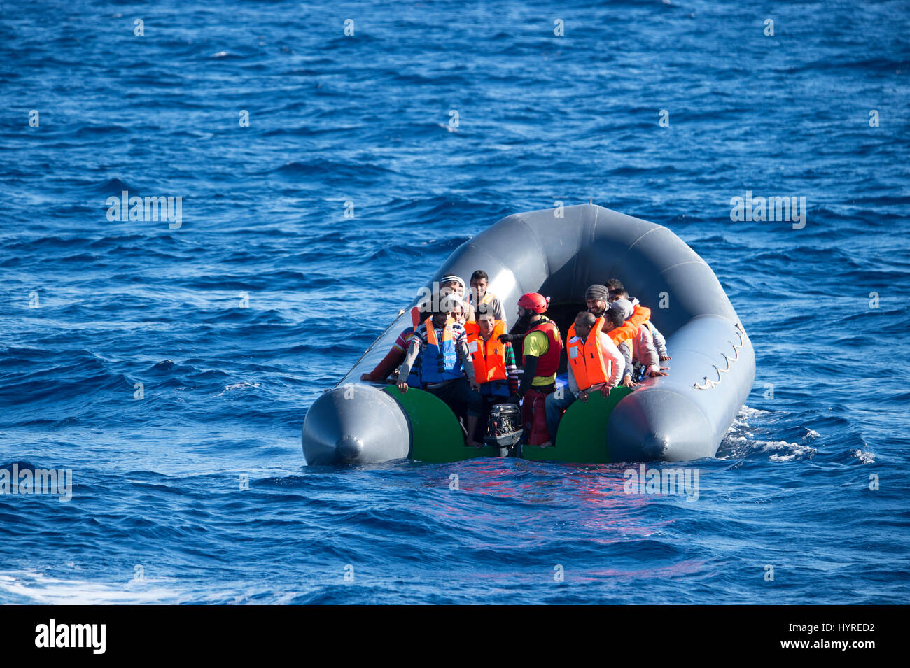 Ein nicht seetüchtigen Rubberboat mit rund 150 Menschen an Bord Offshore-Libyen versucht, das Mittelmeer nach Europa zu gelangen. Wegen des Zustands, whi Stockfoto