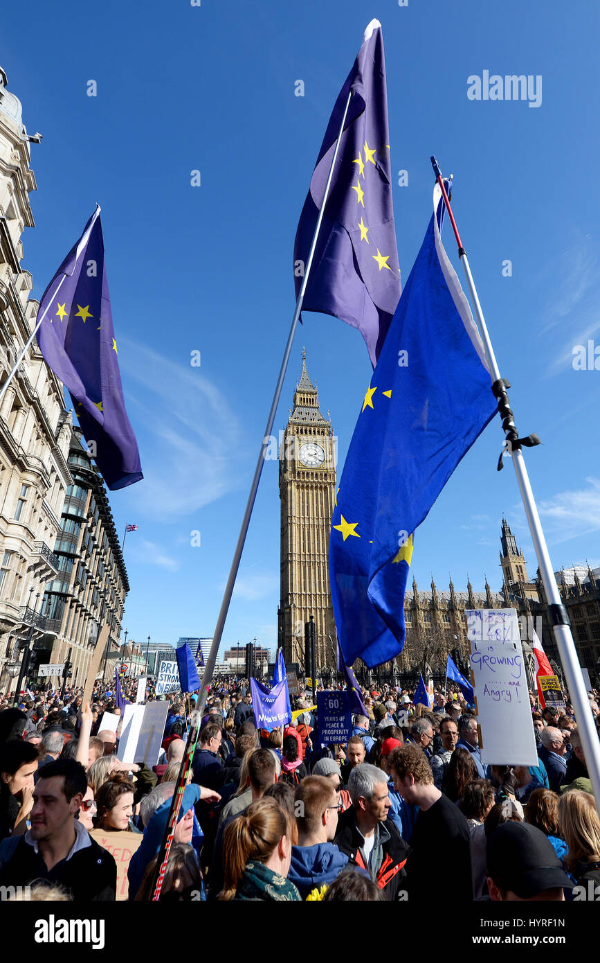 Europäische Flaggen Gestaltung Big Ben in den Houses of Parliament in London während einer Unite für Europa Demonstration nach Artikel 50 ausgelöst wurde Stockfoto