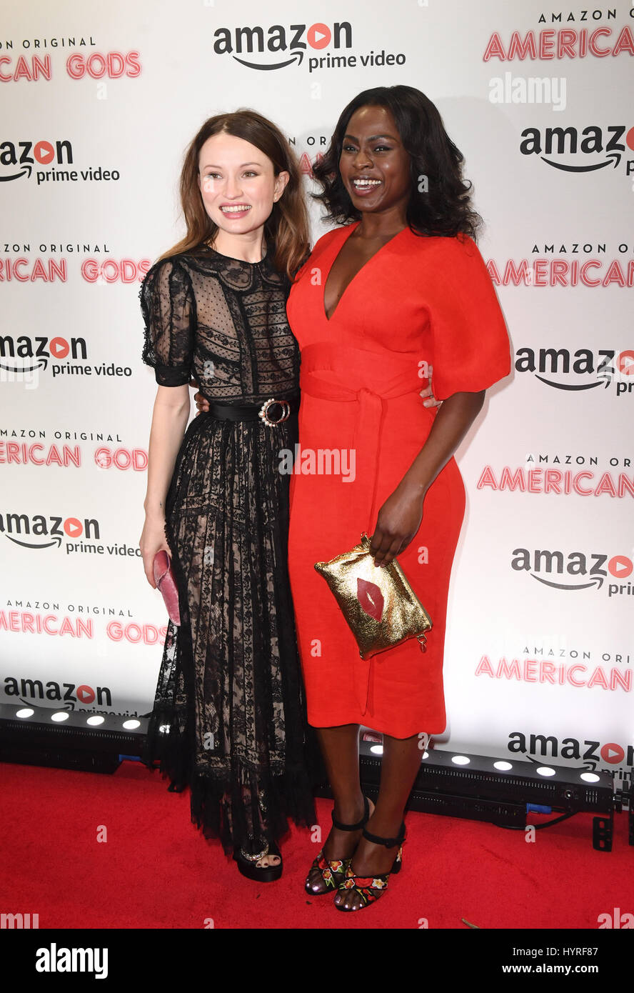 Emily Browning (links) und Yetide Badaki kommen für die Premiere