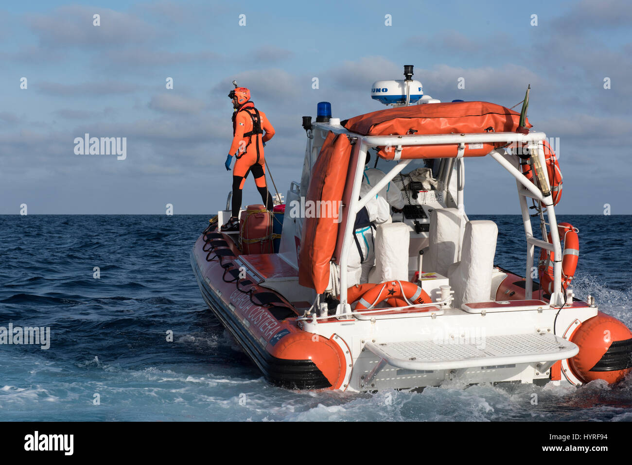 Festrumpf-Schlauchboot der italienischen Küstenwache in Search and Rescue Mission im Mittelmeer neben Libyen Stockfoto