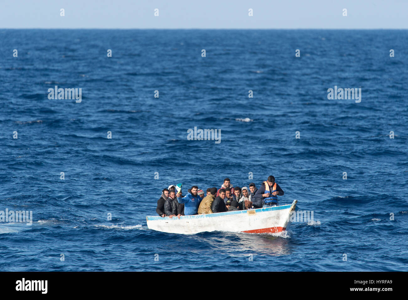 Ein kleines Holzboot mit rund 20 Menschen aus Libyen im Mittelmeer Offshore-gefunden Stockfoto