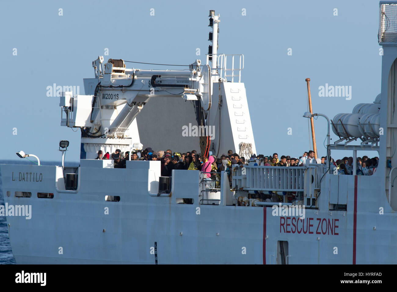 Die italienische Küstenwache Schiff eingeschlagenen L Dattilo rund 400 Migranten an Bord um zu bringen, nach Sizilien Stockfoto
