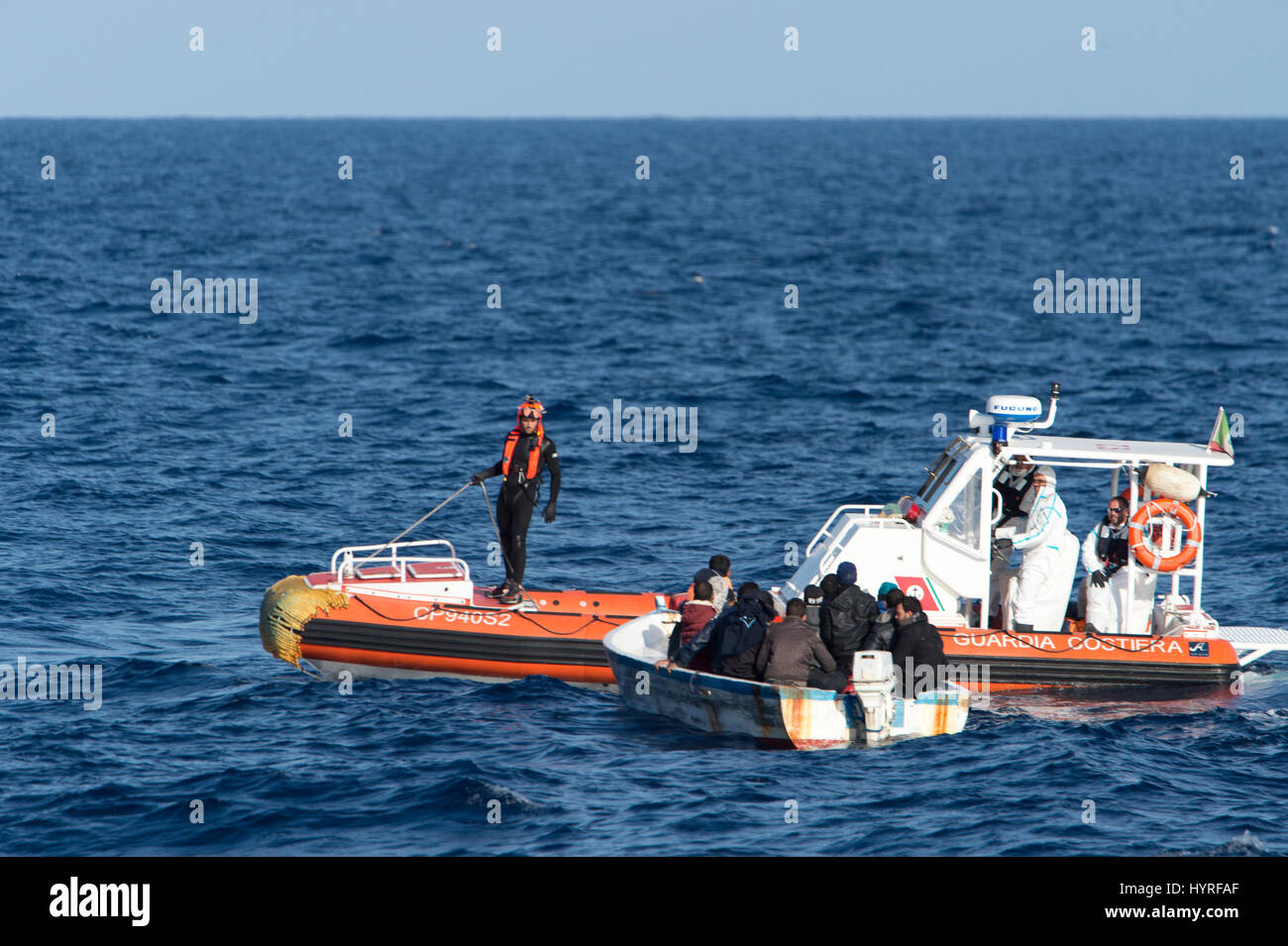 Festrumpf Schlauchboot von der italienischen Küstenwache Schiff Dattilo beginnt eine Rettungsaktion im Mittelmeer sicher Flüchtlinge aus einem nicht zu Stockfoto