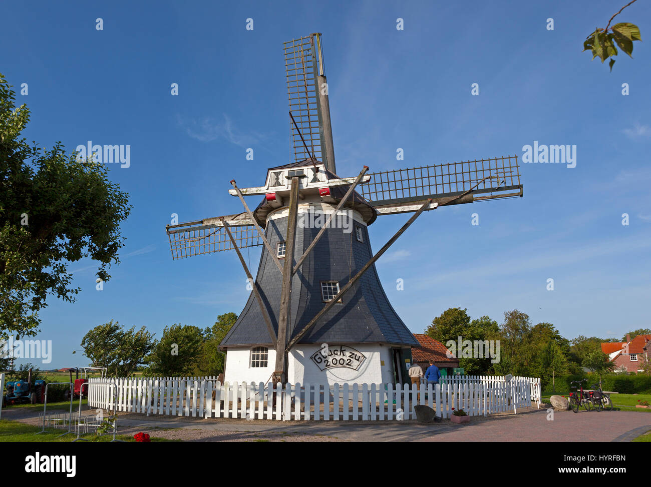 Das Heimatmuseum benannt Werdumer Mühle ist eine typische Windmühle (Erdholländer) in Ostfriesland in Niedersachsen, Deutschland Stockfoto