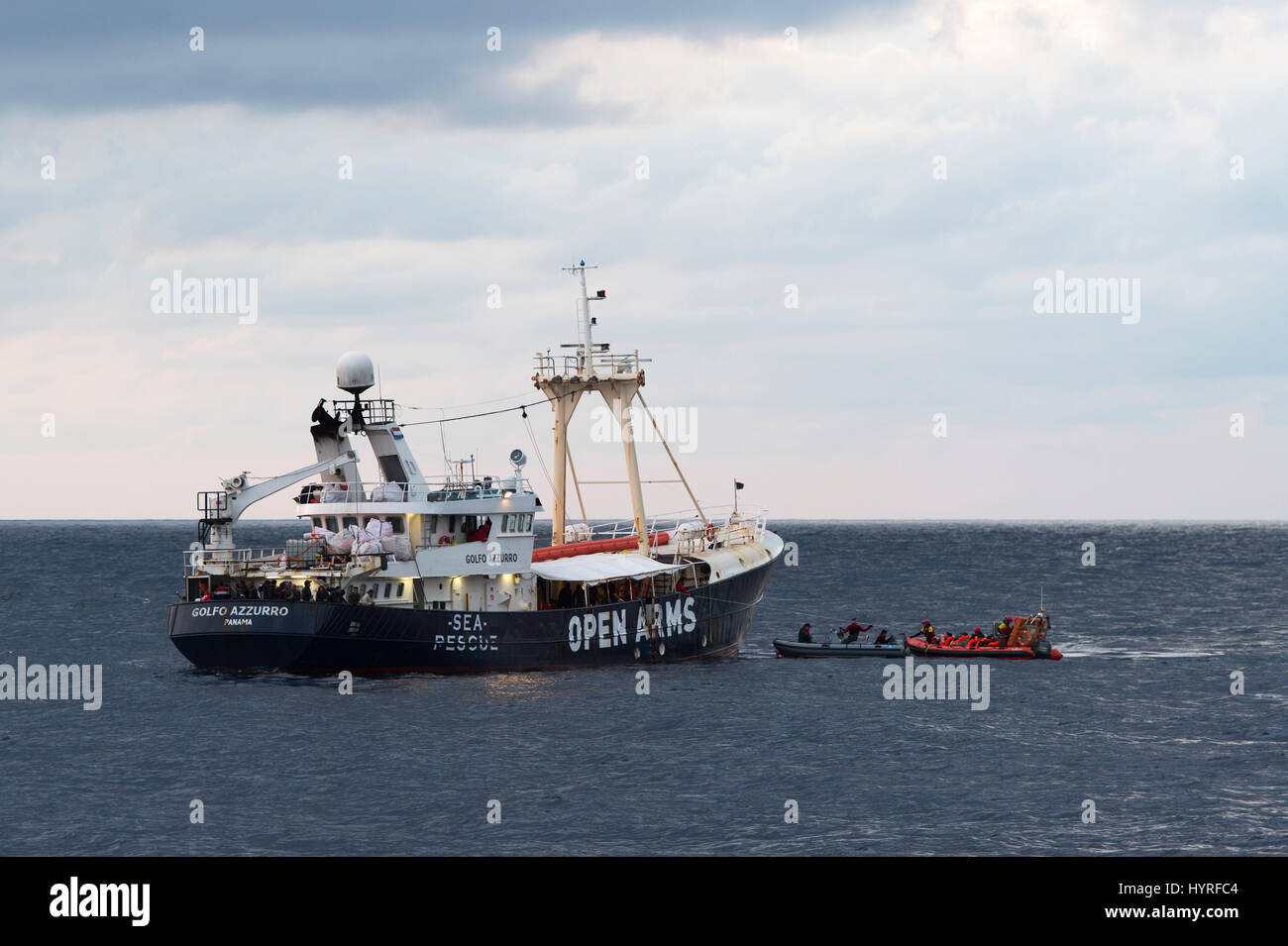 Das Spanisch-Suche und Rettung Schiff "Golfo Azurro", betrieben von der Nichtregierungsorganisation "Open Arms" nimmt an Bord von Menschen, die Biene Stockfoto