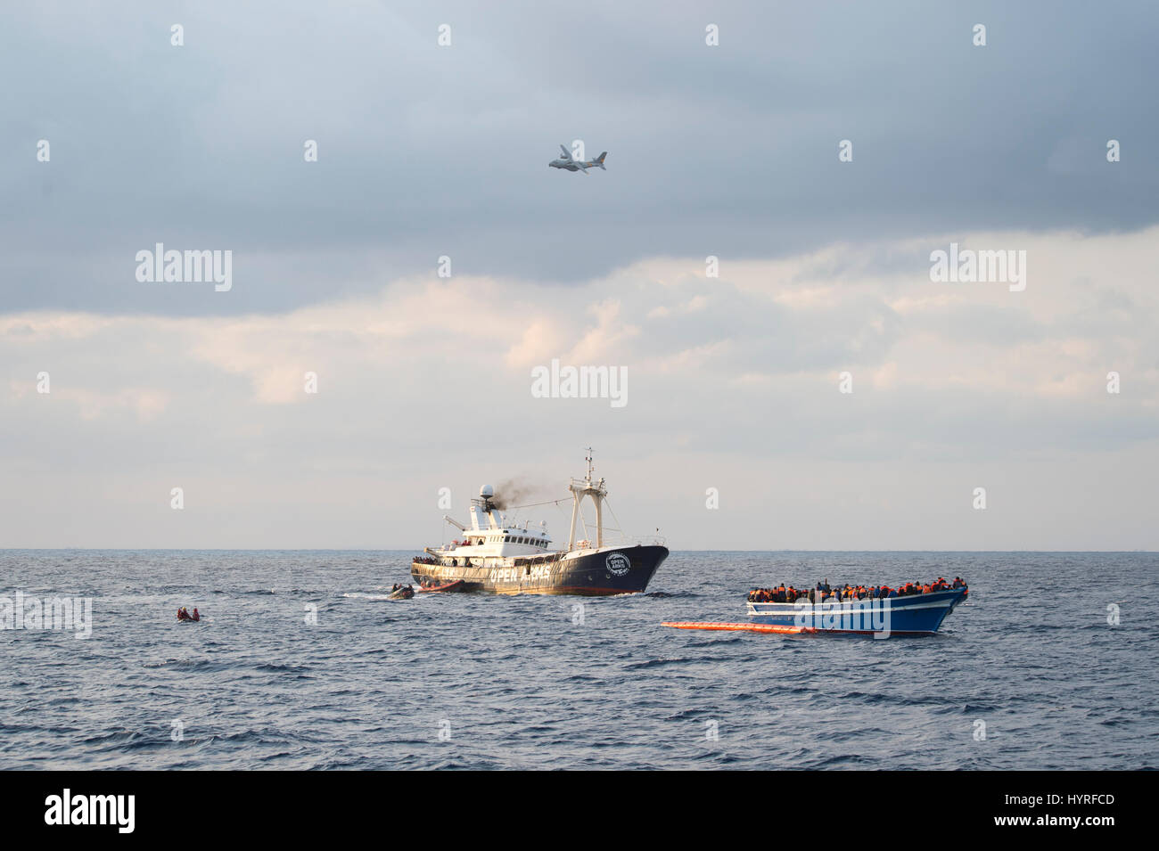 Das Spanisch-Suche und Rettung Schiff "Golfo Azurro", betrieben von der Nichtregierungsorganisation "Open Arms" nimmt an Bord von Menschen, die Biene Stockfoto
