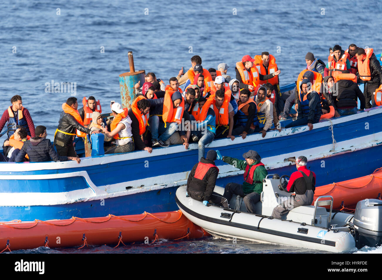 Ein 17 Meter langen Holzboot, morgens etwa 15 nautische Meilen entfernt von der libyschen Küste gefunden. 399 Personen an Bord sind bemüht, cros Stockfoto