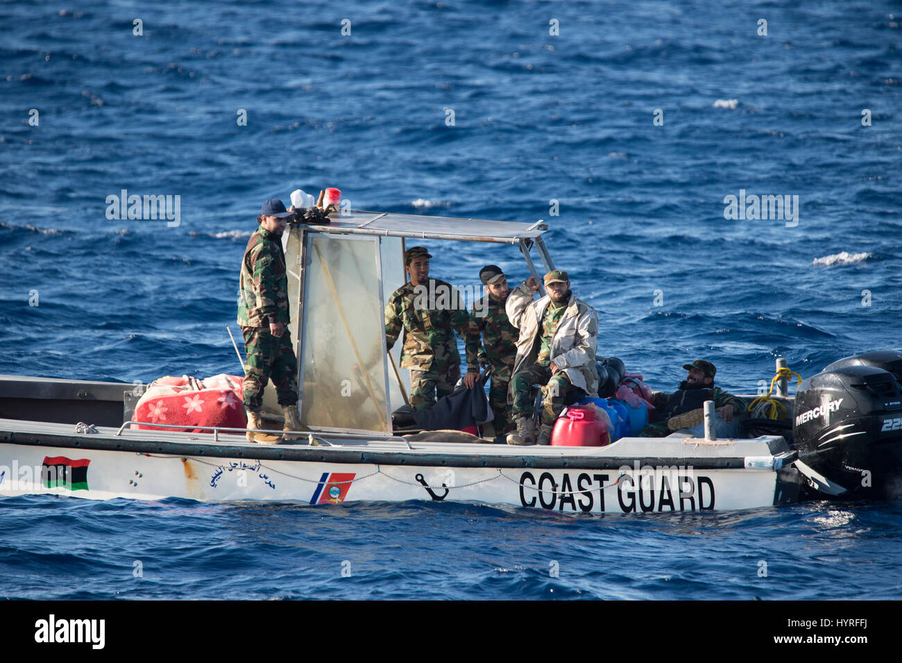 Ein kleines Boot mit 4 Personen, die sich selbst libyschen Küstenwache ein Rubberboat mit Migranten und beobachten und dokumentieren die SAR-Operation folgte Stockfoto