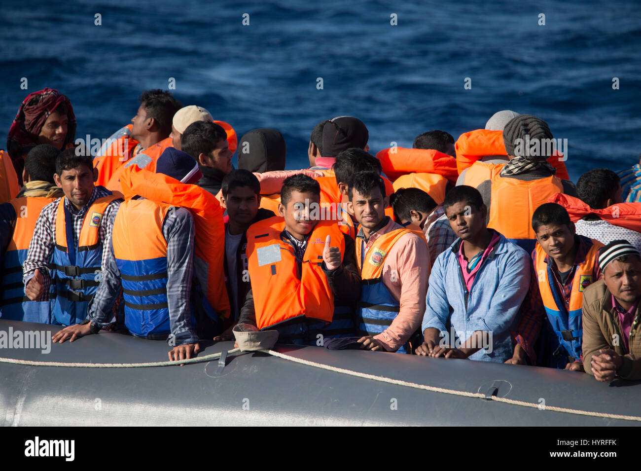 Ein nicht seetüchtigen Rubberboat mit rund 150 Menschen an Bord Offshore-Libyen versucht, das Mittelmeer nach Europa zu gelangen. Wegen des Zustands, whi Stockfoto