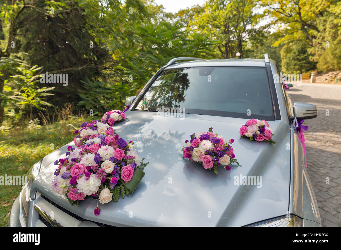 Wedding decoration on wedding car -Fotos und -Bildmaterial in hoher  Auflösung – Alamy