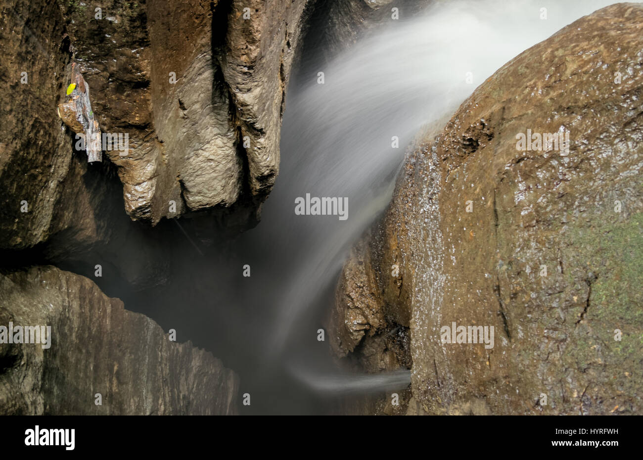 Erkunden Sie den faszinierenden Eingangsschacht des ecuadorianischen Mayei Cave Waterfall, ein faszinierendes Naturwunder, das Sie in Staunen versetzen wird. Stockfoto