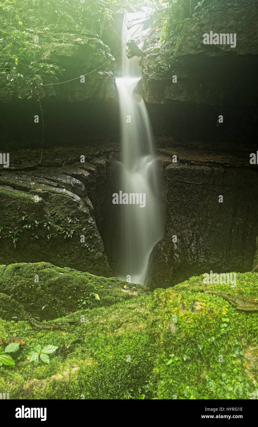 Mayei Höhle die Höhle, in der der Wind geboren ist (Cueva Donde Nace El Viento) im ecuadorianischen Amazonasgebiet Wasserfall Eingang Stockfoto