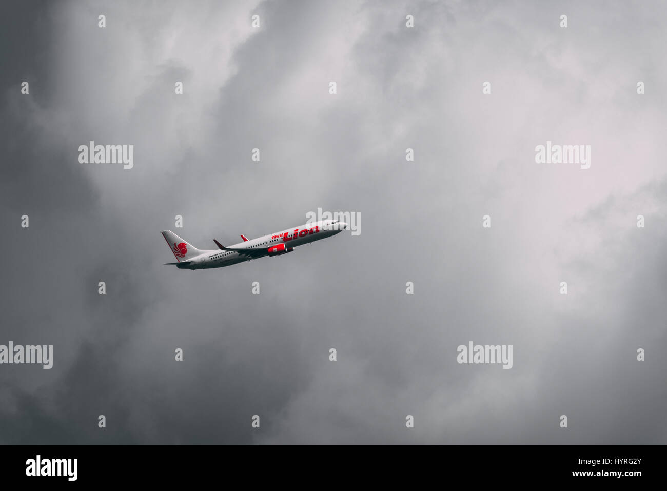 Bangkok, Thailand - 1. April 2017: HS-LUO Boeing 737-800 der thailändische Fluggesellschaft Lion fahren vom Flughafen Don Muang in Bangkok, Thailand. Thai Lion Air company Stockfoto