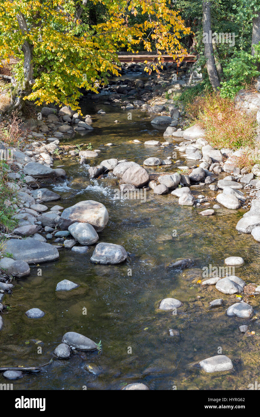 Flüsschen Matekova Landschaft im Herbst. Ukrainischen Karpaten, Transkarpatien, Mukatschewo Bezirk. Stockfoto