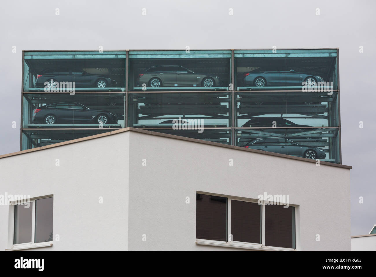 Autos zum Verkauf auf Autohaus Motor / garage gestapelt im Turm Stockfoto