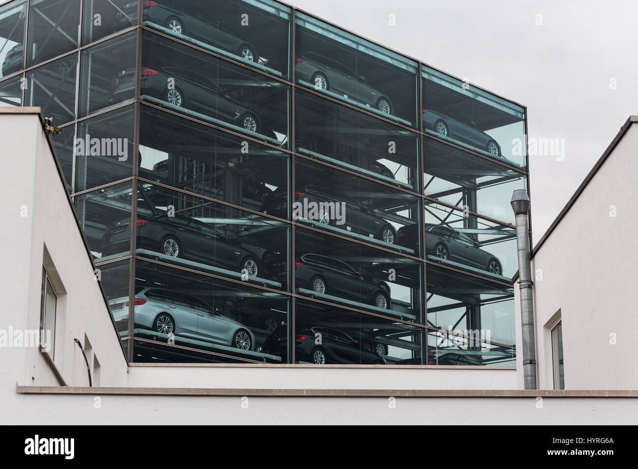 Autos zum Verkauf auf Autohaus Motor / garage gestapelt im Turm Stockfoto