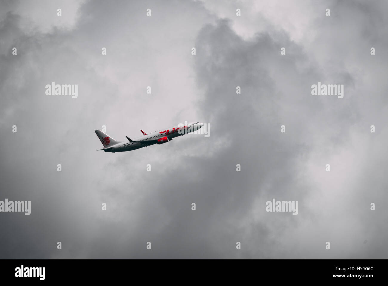Bangkok, Thailand - 1. April 2017: HS-LUO Boeing 737-800 der thailändische Fluggesellschaft Lion fahren vom Flughafen Don Muang in Bangkok, Thailand. Thai Lion Air company Stockfoto
