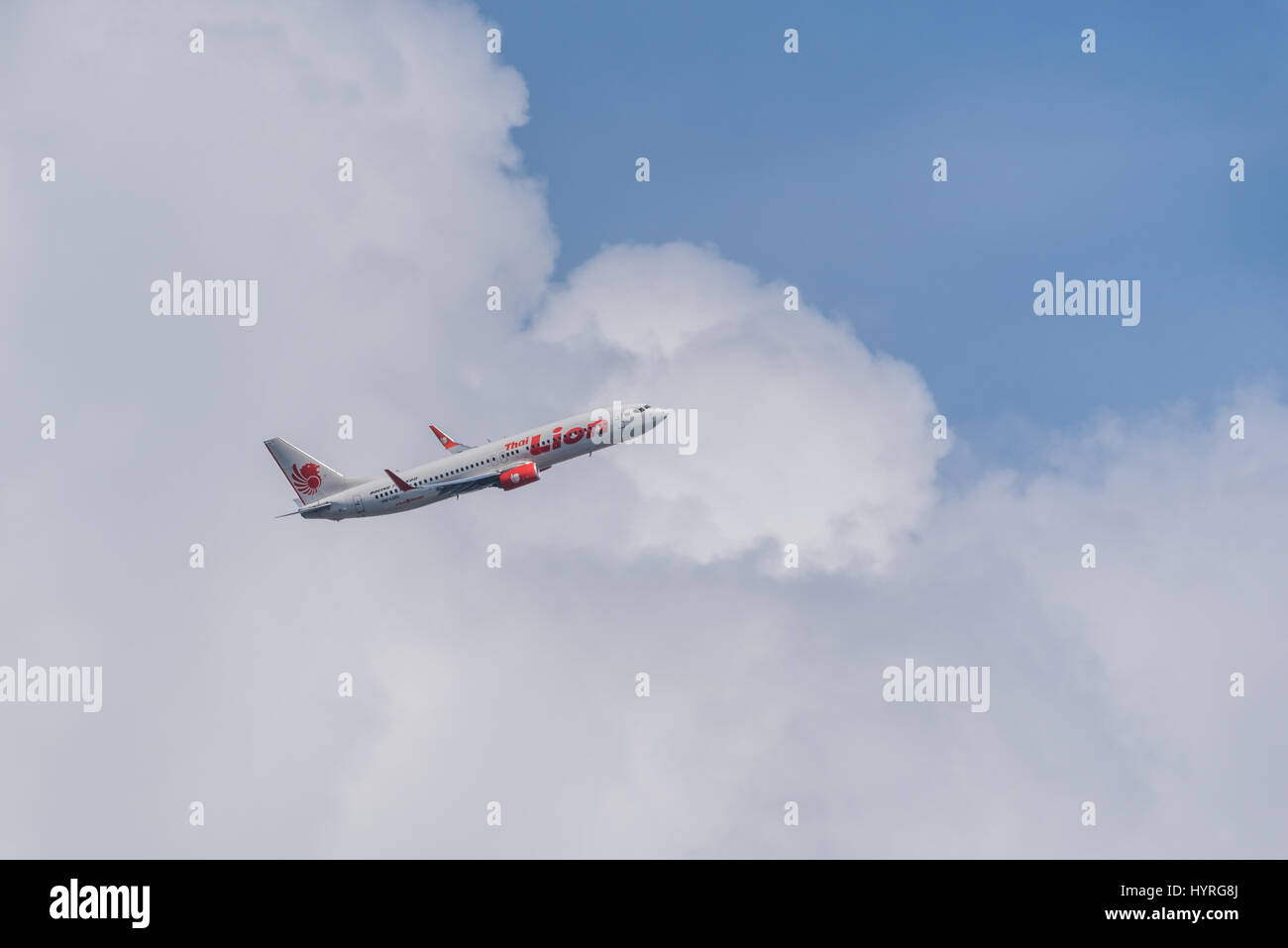 Bangkok, Thailand - 1. April 2017: HS-LUO Boeing 737-800 der thailändische Fluggesellschaft Lion fahren vom Flughafen Don Muang in Bangkok, Thailand. Thai Lion Air company Stockfoto