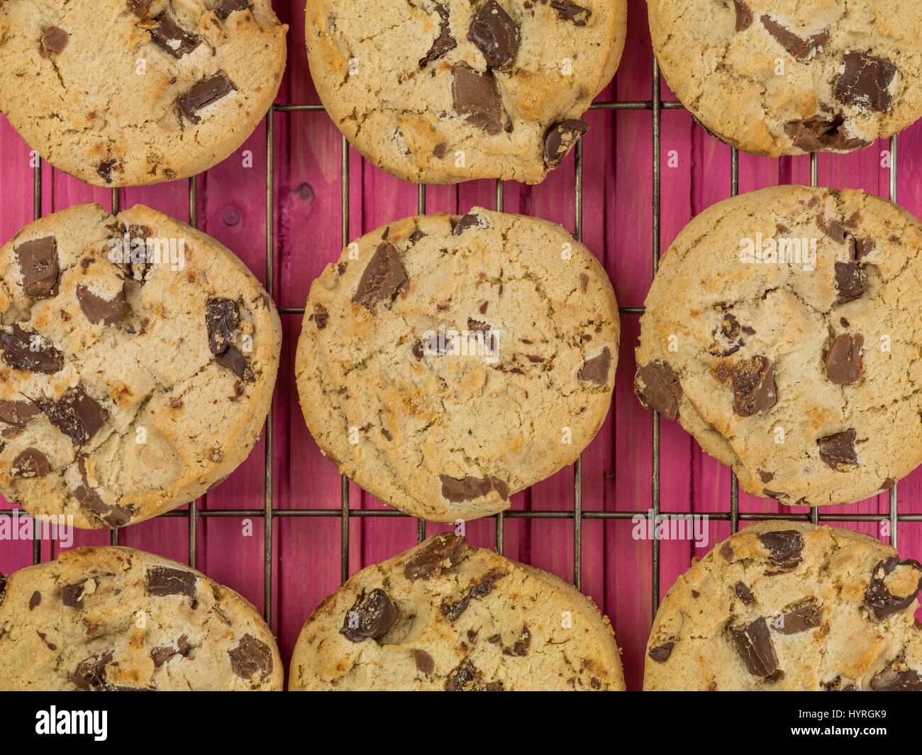 Belgische Dark Chocolate Chip Cookies Kekse vor einem rosa Hintergrund Stockfoto