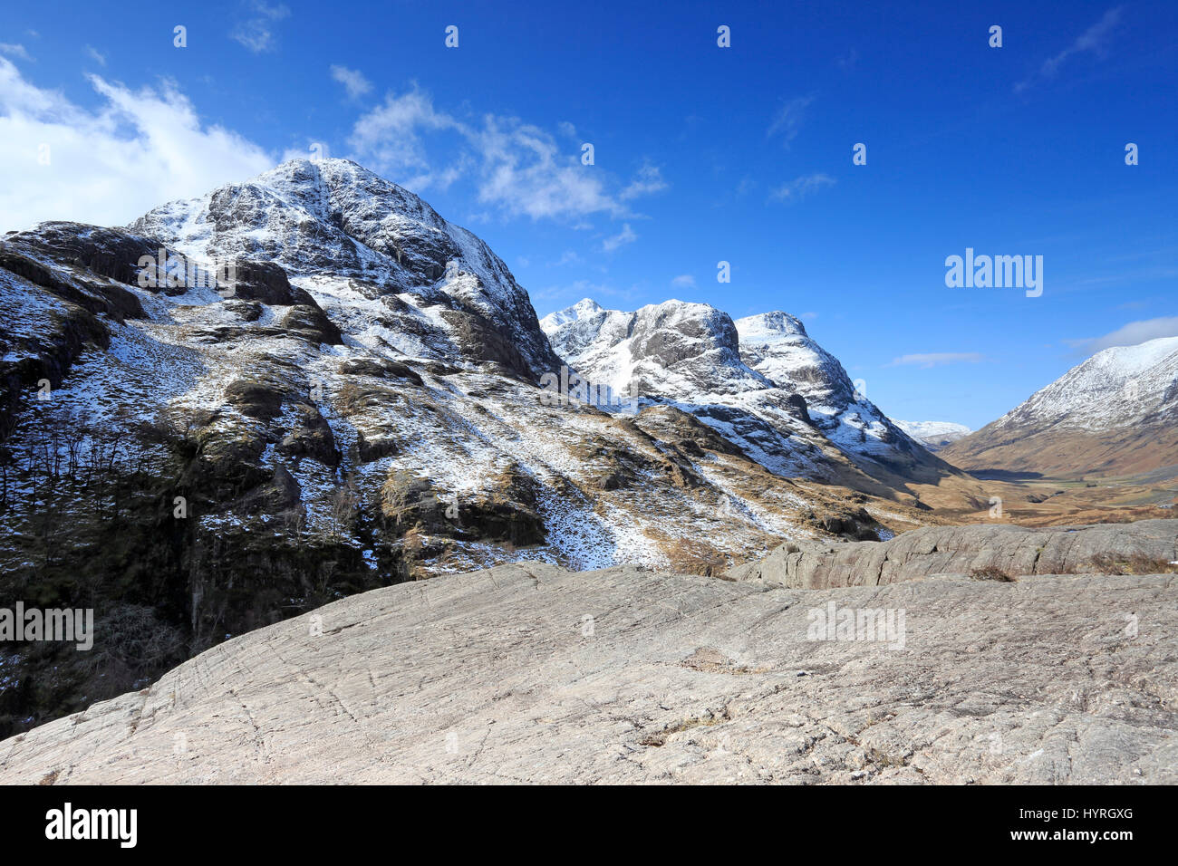 Blick auf Schnee bedeckt drei Schwestern blickte der Glen in Glencoe-Schottland Stockfoto