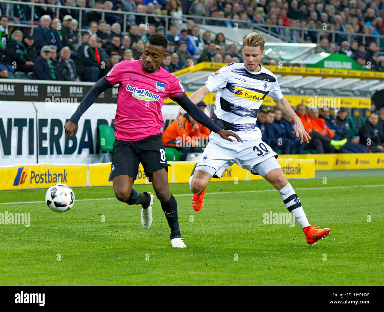 Sport, Fußball, Bundesliga, 2016/2017, Borussia Moenchengladbach Vs Hertha BSC Berlin 1:0, Stadion Borussia-Park, Szene des Spiels, Salomon Kalou (Hertha) links und Nico Elvedi (MG) Stockfoto