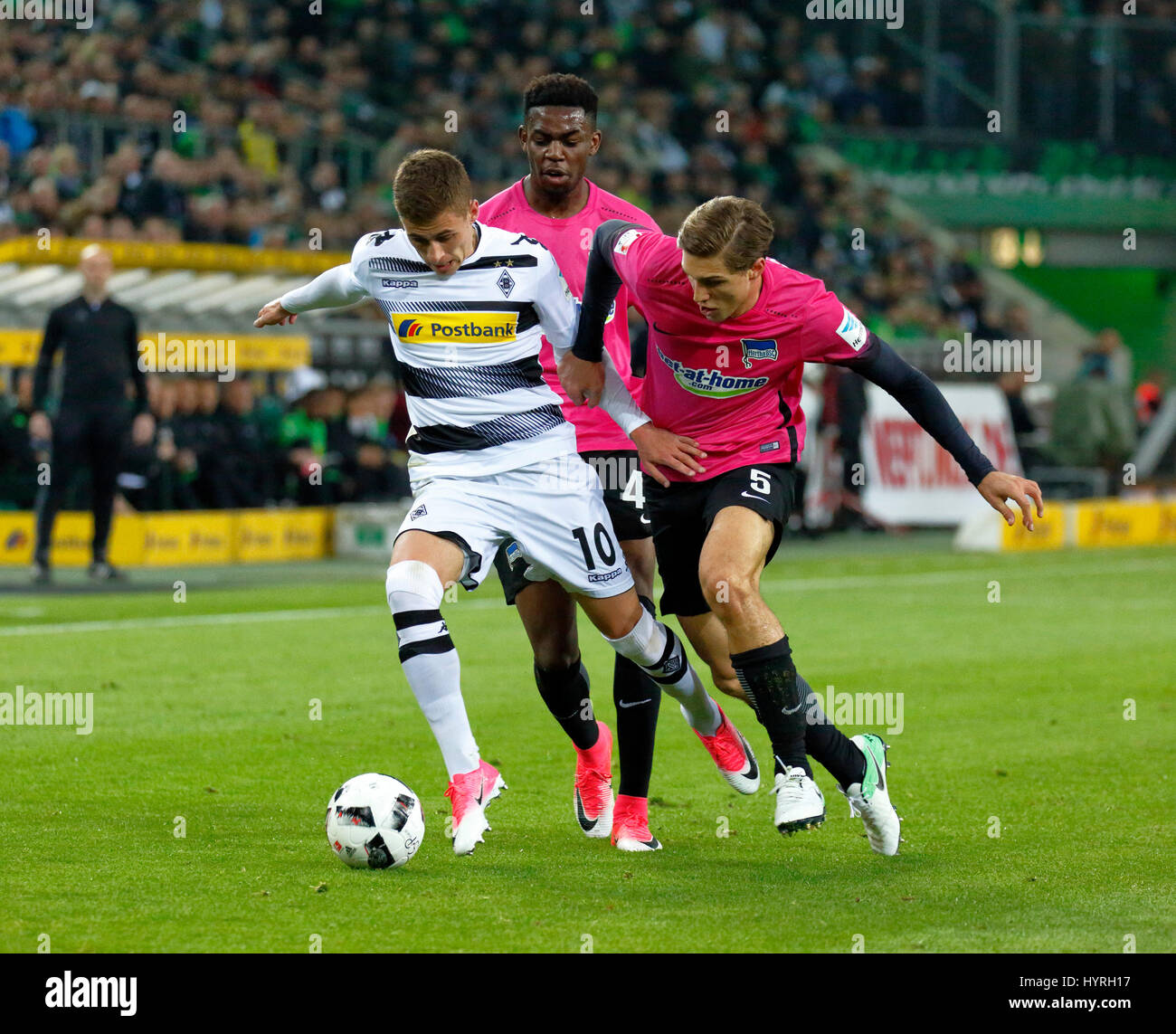 Sport, Fußball, Bundesliga, 2016/2017, Borussia Moenchengladbach Vs Hertha BSC Berlin 1:0, Stadion Borussia-Park, Szene des Spiels, v.l.n.r. Thorgan Hazard (MG), Jordan Torunarigha (Hertha), Niklas Stark (Hertha) Stockfoto