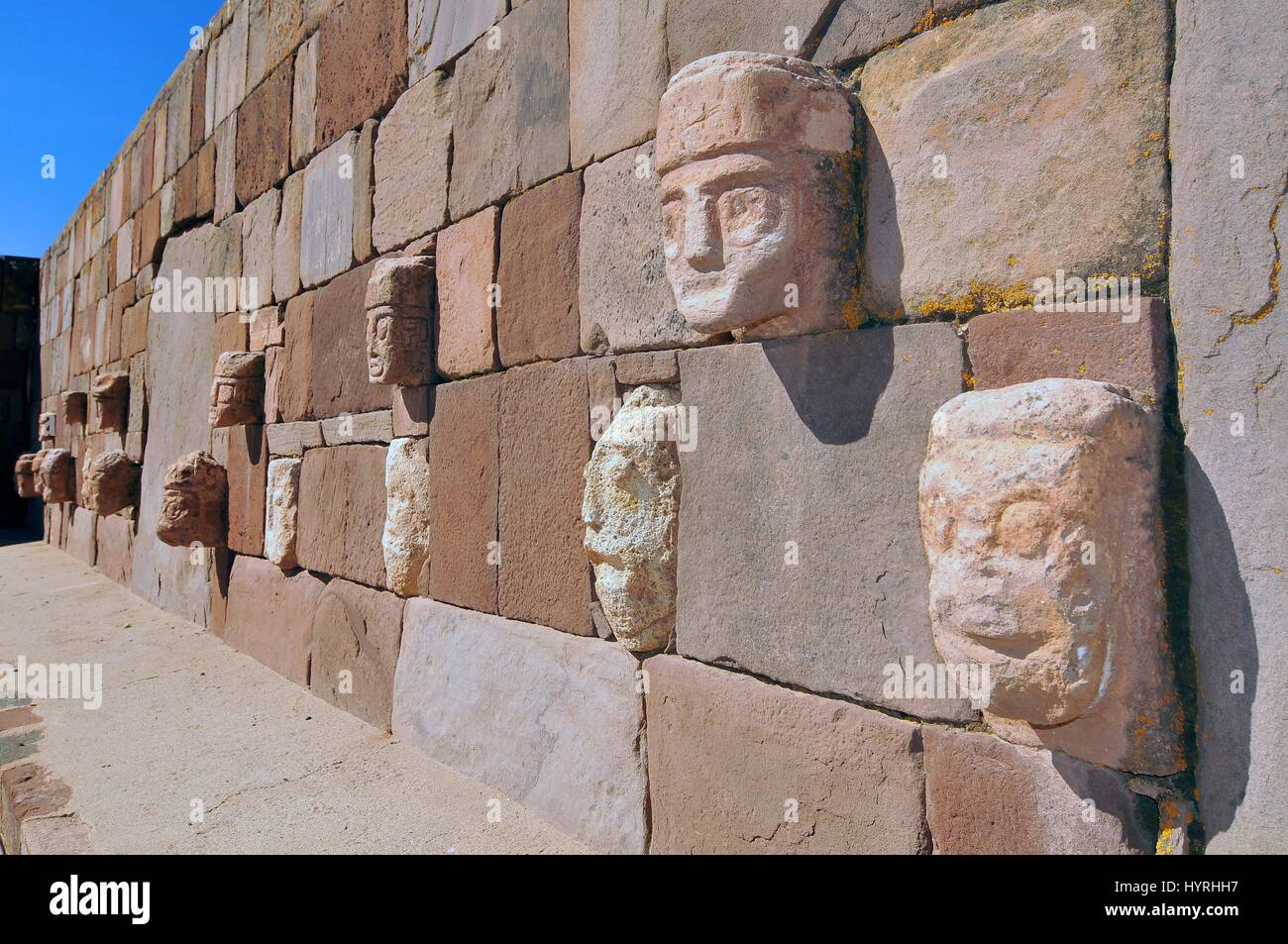Bolivien, Tiwanaku, Tempel Kalasasaya, Nahaufnahme von geschnitzten Stein Tenon Kopf in Wand eingelassen Stockfoto