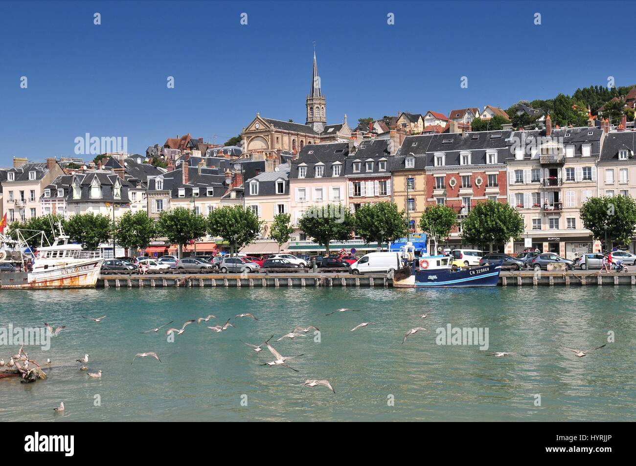 Deauville liegt an der Normandie Küste Frankreichs in der Region Calvados. Berühmt für seine Pferderennbahn Hafen Marinas Casino und Hotels Deauville ist ein beliebtes Stockfoto