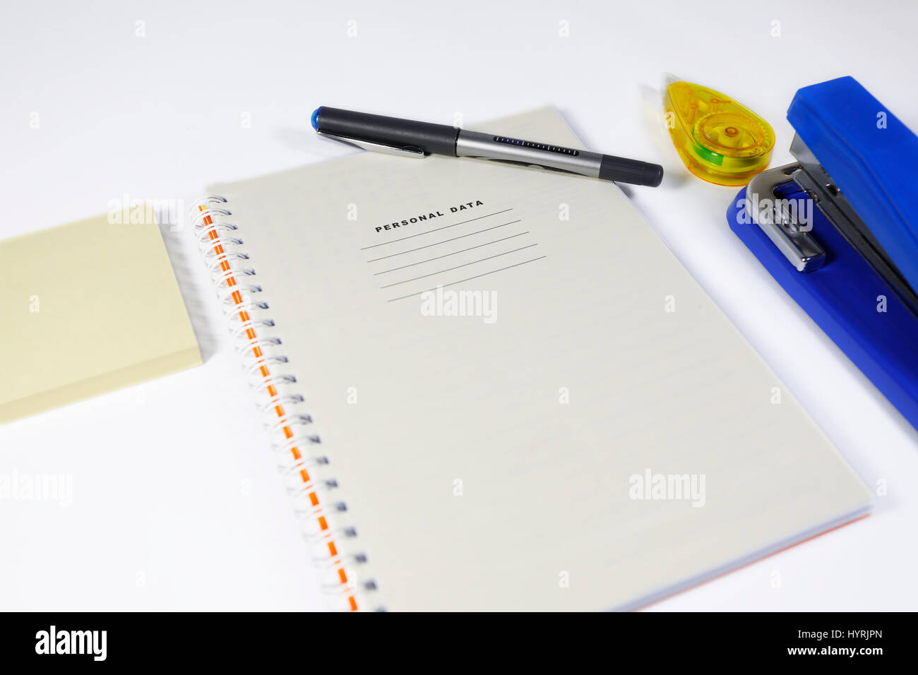 Notizbücher, Bleistift auf weißem Hintergrund Stockfoto