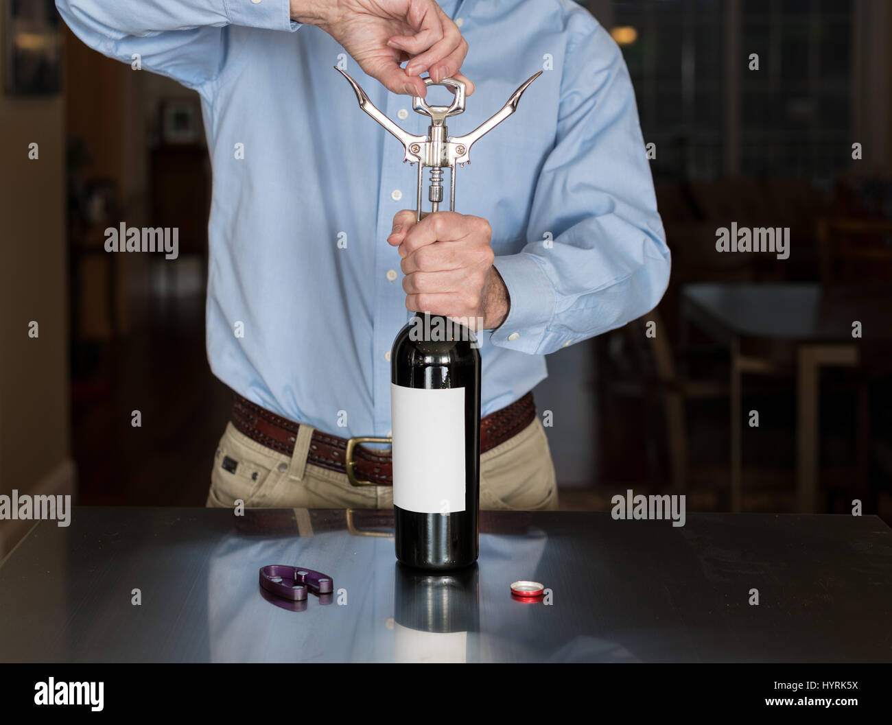 Senior woman Weinflasche mit leere Beschriftung öffnen Stockfoto