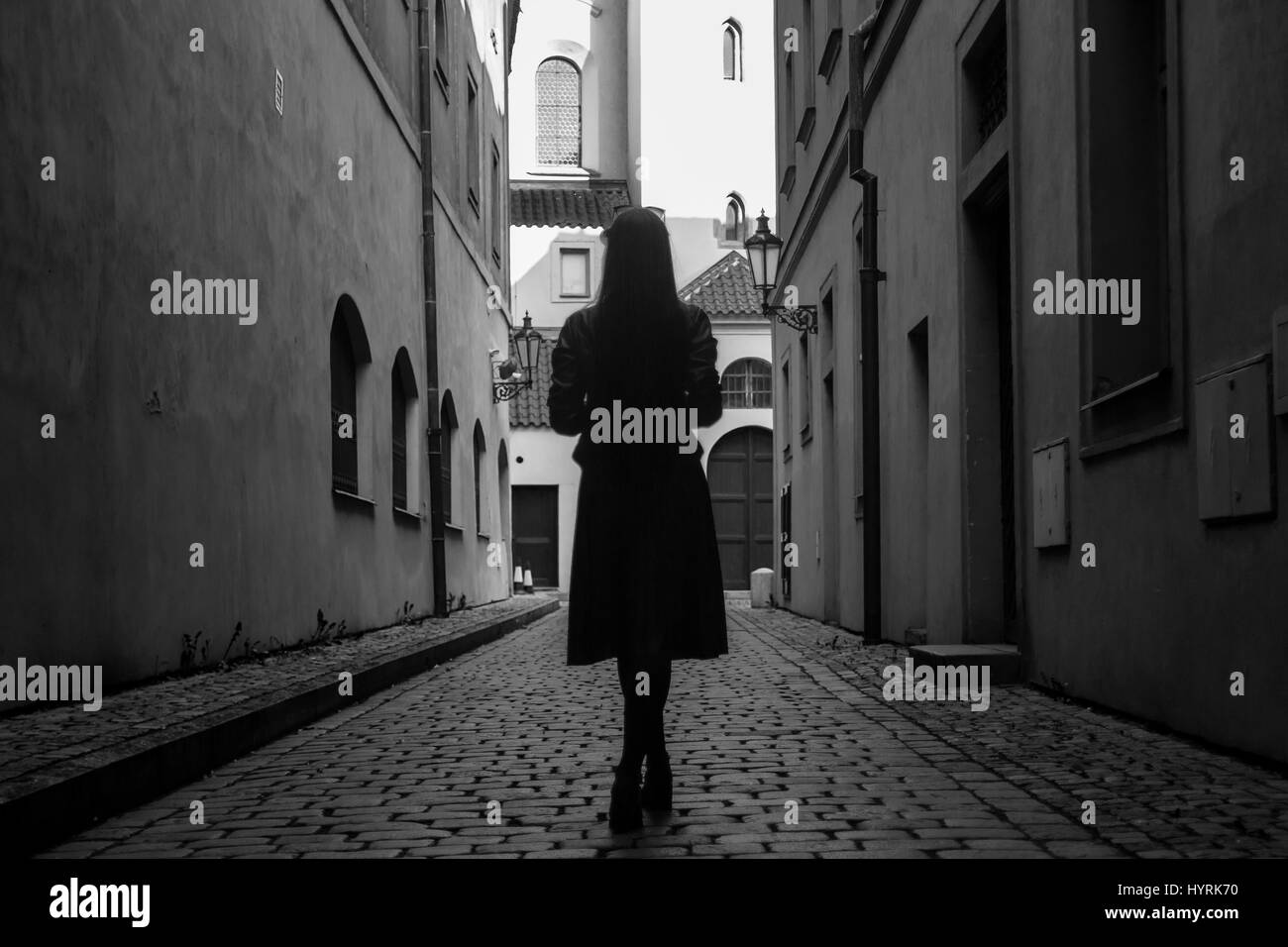 Moderne junge Frau in alte europäische Stadt in schwarzen und weißen Farben Stockfoto